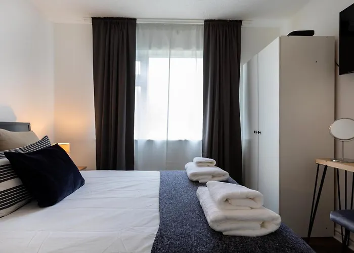 1-Bedroom Apartment With A Private Garden, Beach 5-Min Walk