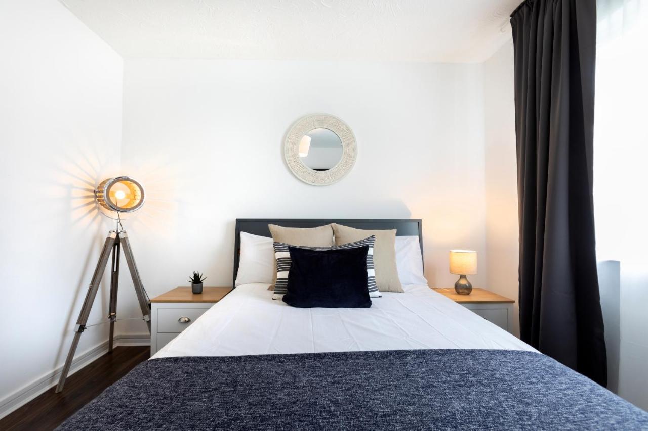 1-bedroom With A Private Garden, 5-min Walk Apartment *