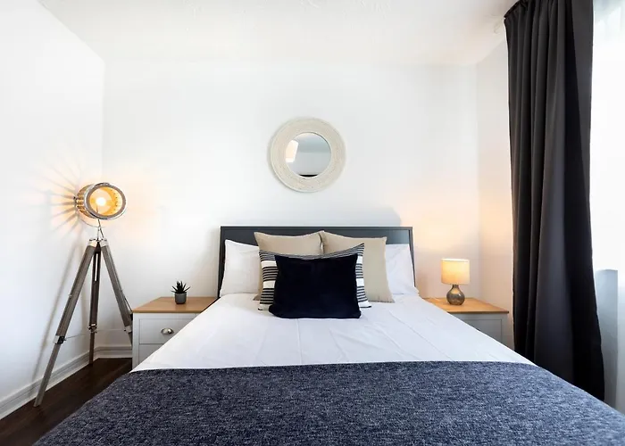 1-Bedroom Apartment With A Private Garden, Beach 5-Min Walk