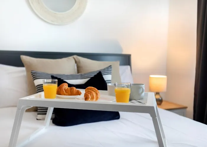 1-Bedroom Apartment With A Private Garden, Beach 5-Min Walk