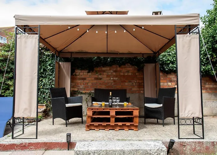 1-Bedroom Apartment With A Private Garden, Beach 5-Min Walk